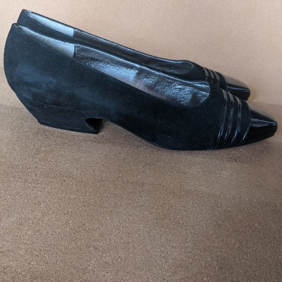 Velvety vintage 80s suede low pump with unique curved heel - Picture 4 of 10